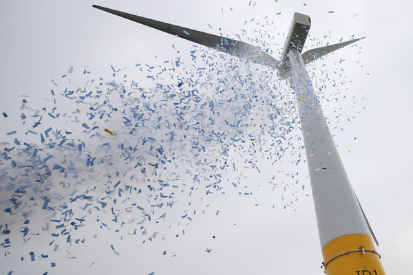 Première éolienne flottante
